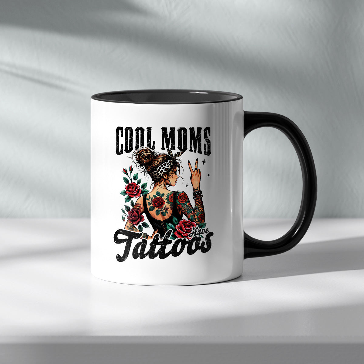 COOL MOMS HAVE TATTOOS - TASSE